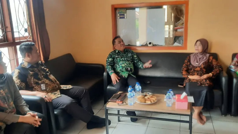 Kepala Dinas Kominfo Muba Herryandi Sinulingga (kedua dari kiri) bersama Kepala BPS Muba Kepala BPS Kabupaten Muba, Trio Wira Dharma berkunjung ke Desa Cantik (Cinta Statistik) Desa Mulia Asih. (FOTO: Dinkominfo Muba)