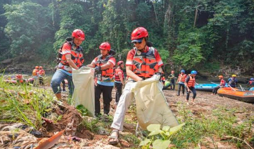 DLHK Kota Depok bersama warga membersihkan sampah dari bantaran Sungai Ciliwung, Kota Depok. (Foto: Dok REPUBLIKA)