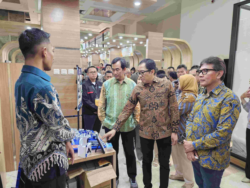 Wakil Menteri Perindustrian Faisol Riza (tengah) didampingi Ketua Pengurus Yayasan Dharma Bhakti Astra Rahmat Samulo (kanan) dan Quality Assurance Head PT Astra Honda Motor Setyo Budi Anang Yuliarto (kiri) mengunjungi booth IKM binaan Astra melalui YDBA dalam acara Temu Bisnis IKM Komponen Otomotif dengan Industri Besar di Gedung Kementerian Perindustrian, Jakarta, Selasa (10/12/2024). (Foto: Dok Ruzka Indonesia/Astra)