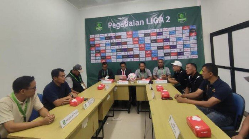 Emergency meeting pertandingan Persela vs Persewar pada Minggu (1/12/2024) yang dipimpin match commissioner pertandingan Hendra Setiawan, menjelaskan kronologi ketidakhadiran Persewar di pertandingan yang sudah terjadwal, di Stadion Tuban Sport Center. Foto: Dok Persela Lamongan