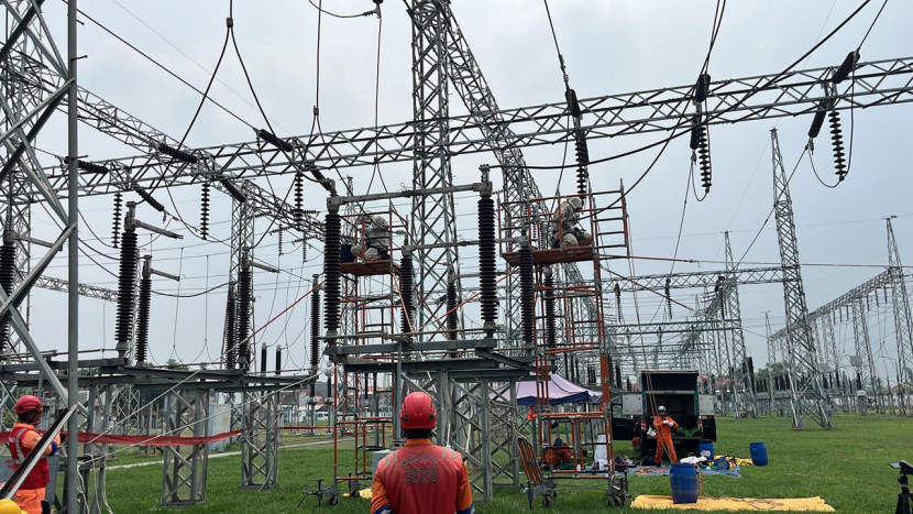 Petugas melakukan pemeliharaan perbaikan di Gardu Induk (GI) 150kV Probolinggo