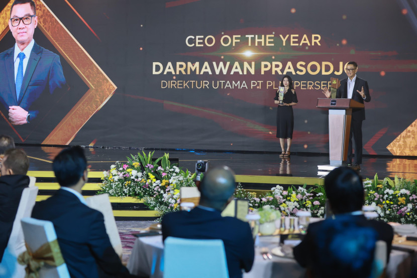 Direktur Utama PLN, Darmawan Prasodjo (kanan) saat menyampaikan speech setelah menerima penghargaan CEO of The Year tiga tahun berturut-turut dalam ajang CNBC Indonesia Awards 2024 di Jakarta, Rabu (11/12/2024). (Foto: Dok Rizka Indonesia/PLN)