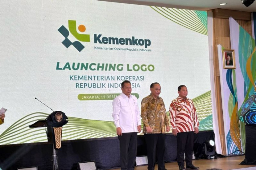 Menteri Koperasi Budi Arie Setiadi (tengah) dalam peluncuran logo baru Kementerian Koperasi yang digelar di Jakarta, Kamis (12/12/2024). (Foto: Antara)