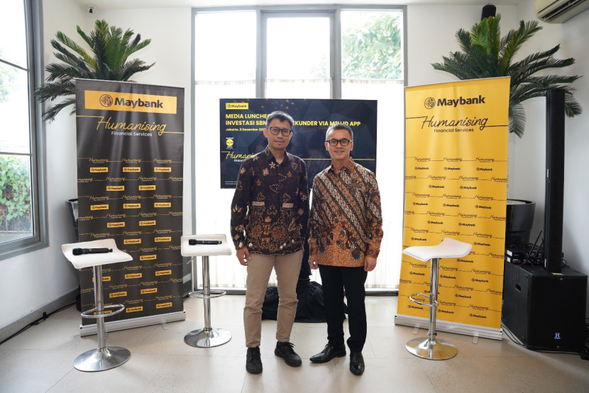 Head Digital Banking Maybank Indonesia, Charles Budiman dan Global Market Economist Maybank Indonesia, Myrdal Gunarto saat peluncuran fitur terbaru di aplikasi digital M2U ID App di Jakarta, pekan lalu. (Foto: Maybank Indonesia)