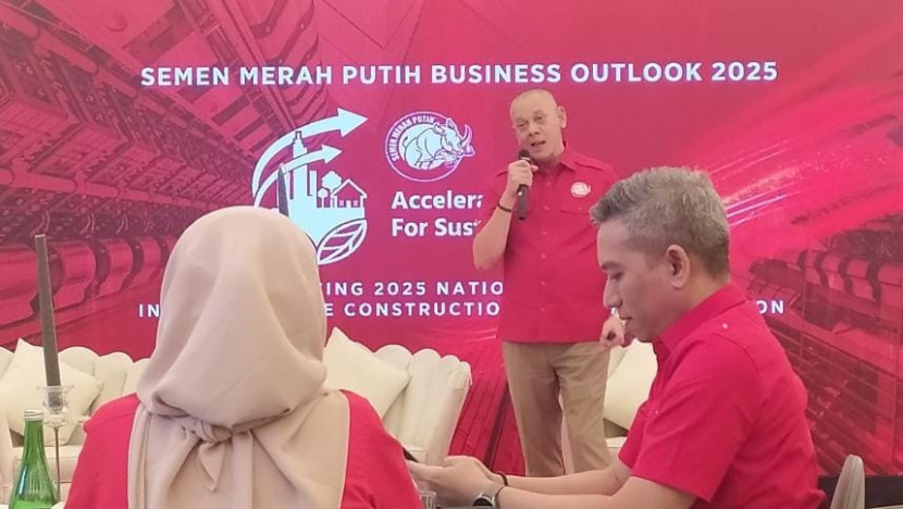 Director of Commercial & Logistic Semen Merah Putih, Surindro Kalbu Adi menyimak pemaparan GM Sales & Marketing Sementara Merah Putih, Oza Guswara saat talk show prospek bisnis konstruksi dan infrastruktur di Jakarta, Kamis (12/12/2024). (Foto: Ruzka Indonesia/YBP) 