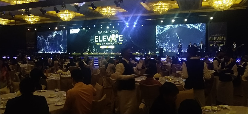 Suasana gala dinner Aplus bertajuk Elevate The Innovation di Ballroom Hotel Mulya, Jakarta, Kamis (12/12/2024). (Foto: Ruzka Indonesia/YBP)