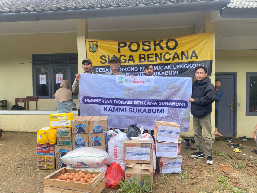 Penyerahan bantyab dari Kammi Sukabumi ke korban terdampak bencana di Kecamatan Lengkong, Kabupaten Sukabumi.