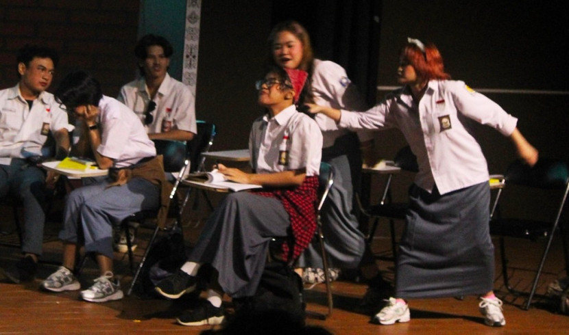 Drama bertajuk Ayu (Tidak) Sekolah. (Foto: Dok Teater Sastra UI)