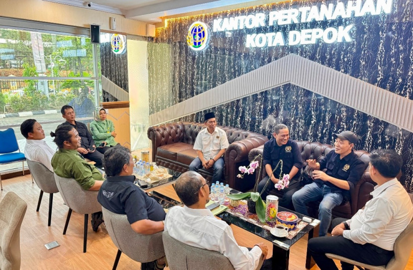 Pengurus PWI Kota Depok saat berdiskusi bersama Kepala Kantor BPN/ATR Kota Depok, Rahmat dan jajarannya. (Foto: Dok RUZKA)