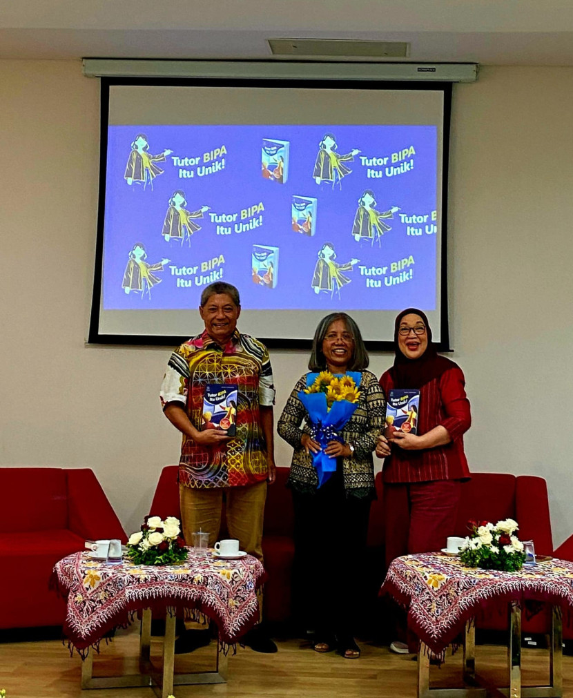 Dari kiri kanan: pakar politik Prof. Hendrajit, penulis Delfina Y Djamaluddin, dan Dr. Felicia Utorodewo, pada peluncuran buku karya Delfina, Tutor BIPA Itu Unik! di Gedung Perpustakaan Nasional Jakarta, Jumat (13/12/2024). Sumber:XO Gen Comm