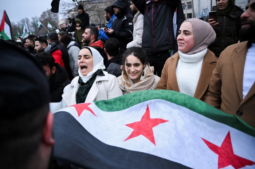 Warga Suriah memegang bendera baru mereka. (Al Jazeera)