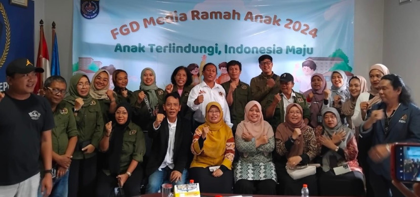 DP3AP2KB Kota Depok menggelar FGD Media Ramah Anak 2024 bersama para wartawan yang tergabung di Persatuan Wartawan Indonesia (PWI) Kota Depok di Kantor PWI Kota Depok, Jumat (13/12/2204). (Foto: Dok PWI Kota Depok)