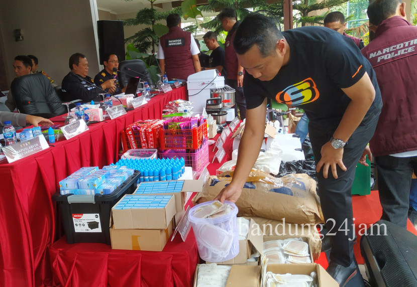 Barang bukti narkoba dihadirkan saat konferensi pers pengungkapan pabrik narkoba di Bojongsoang, Kabupaten Bandung, Kamis (12/12/2024). Foto: Edi Yusuf