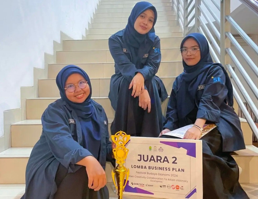 Tiga mahasiswa STIE SEBI Juara II Tingkat Nasional lomba Business Plan pada event Festival Budaya Ekonomi Tahun 2024. (Foto: Dok Diskominfo Kota Depok)