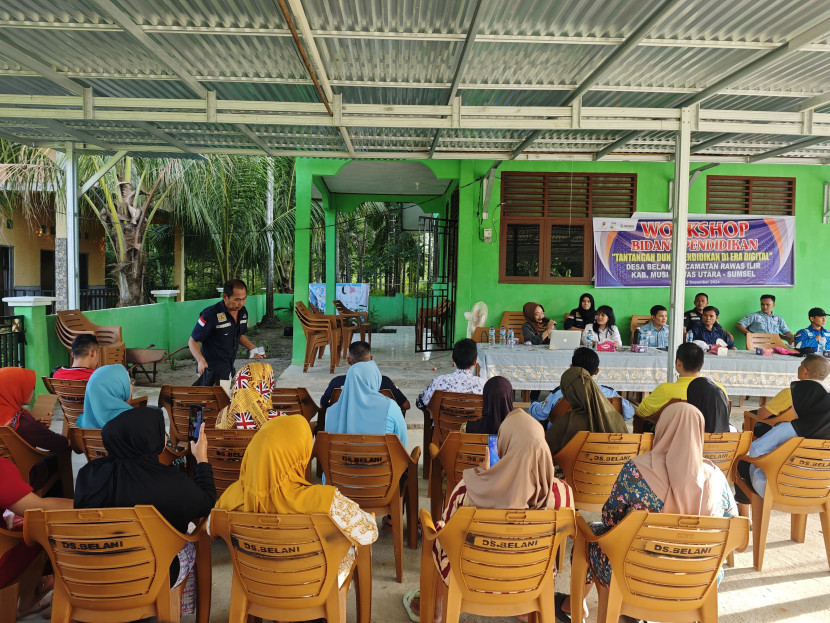 Workshop bertema ‘Tantangan Dunia Pendidikan di Era Digital’ yang berlangsung di Desa Belani dengan diikuti para guru, siswa, dan orang tua siswa oleh SKK Migas dan SMRD. (FOTO: Humas SMRD)