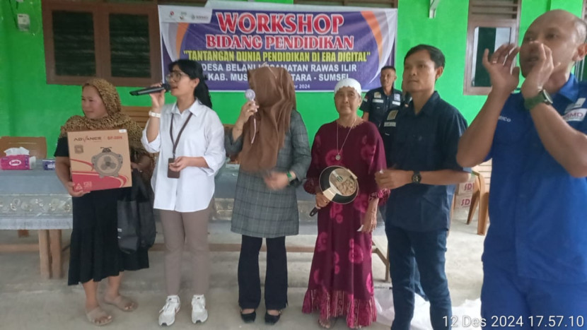 Peserta workshop di Desa Belani mendapat cendera mata. (FOTO: Humas SMRD)