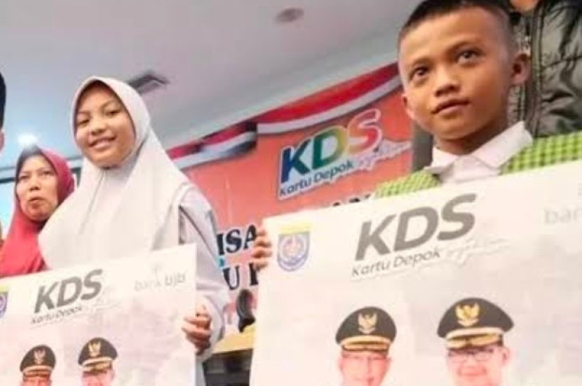 Pemkot Depok berikan Bansos KDS ke siswa miskin. (Foto: Dok RUZKA INDONESIA)