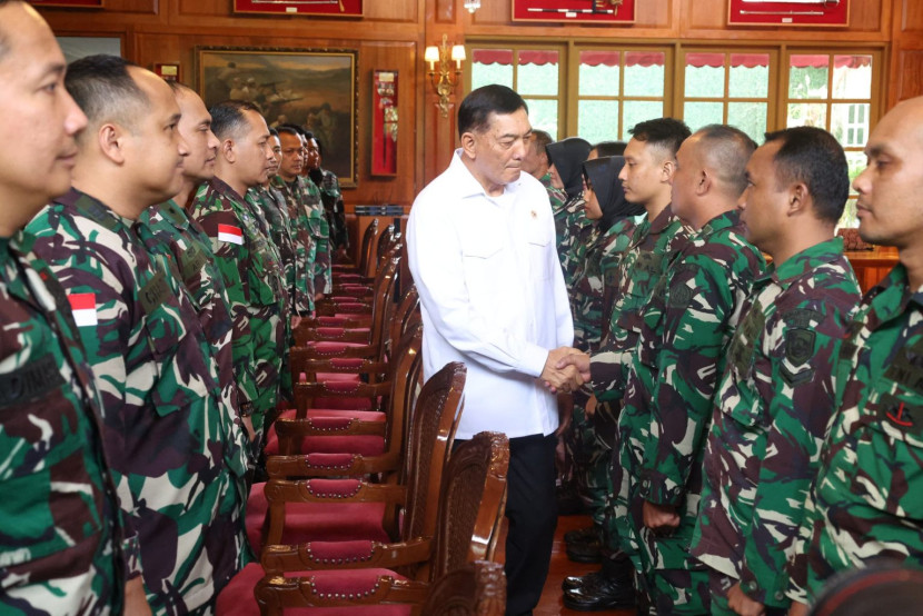 Menhan Sjafrie Sjamsoeddin memberi pembekalan nakes TNI yang akan bertugas merawat warga Gaza, Palestina. Sumber: Seputar Militer