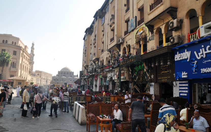 Keramaian di Pasar Khan el-Khalili, Kairo. (FOTO: Maspril Aries)