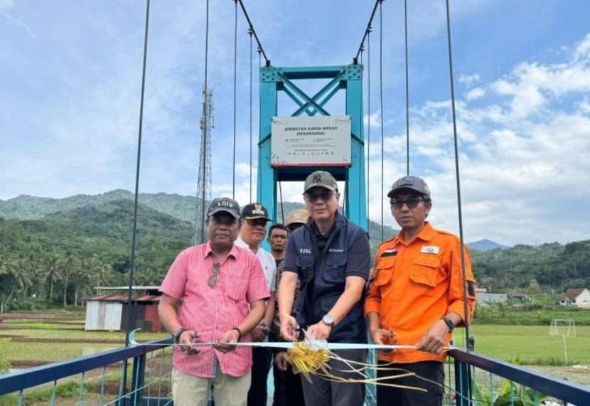 Peresmian Jembatan Karsa Mekar yang menghubungkan Desa Tanjungmekar di Kecamatan Jamanis dengan Desa Medanglayang di Kecamatan Panumbangan Ciamis, Tasikmalaya, Jawa Barat. (Foto: Dok Ruzka Indonesia/Danareksa)