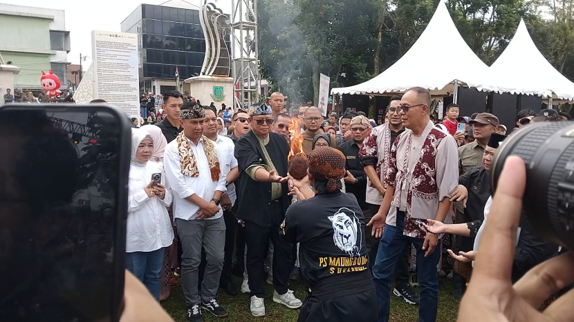 Pj Gubernur Jabar Bey Machmudin dan Pj Wali Kota Sukabumi Kusmana Hartadji ikut bermain seni boles di ajang Pekan Kebudayaan Jabar 2024 di Lapang Merdeka, Ahad (15/12/2024).