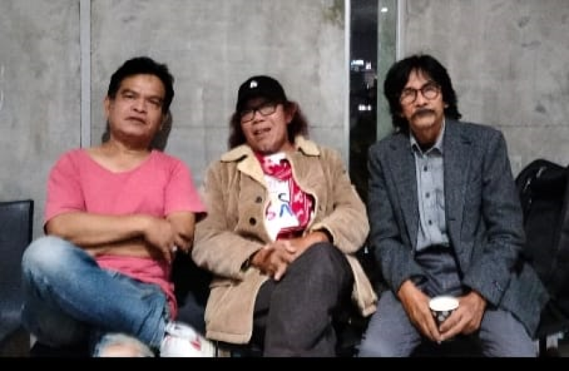 Afnan Malay (kiri) bersama sastrawan penyair senior Isbedy Stiawan (tengah) dari Lampung, Anwar Putra Bayu (kanan) dari Sumatera Selatan. (FOTO:  FB Afnan Malay)