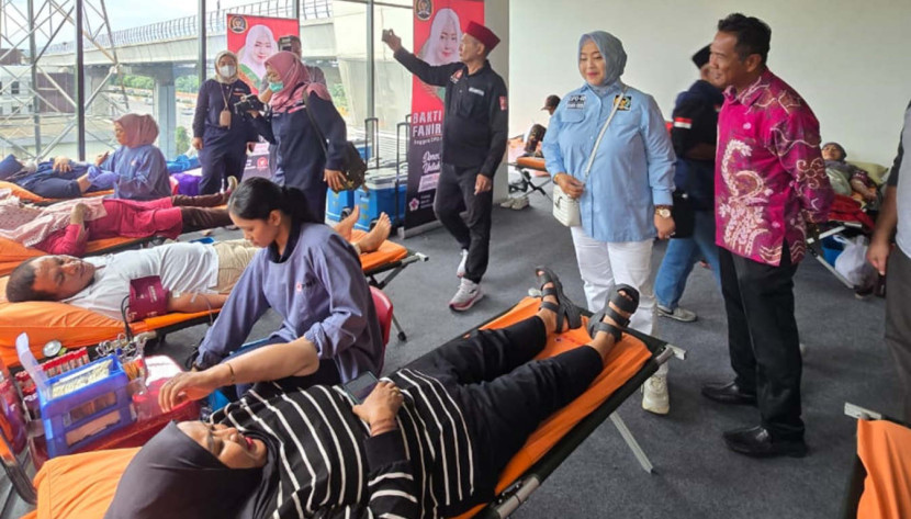 Anggota DPD RI Dapil Jakarta Fahira Idris di sela kegiatan bakti sosial dan donor darah yang berlangsung di Kantor Travoy Hub/TCD Taman Mini, Jakarta Timur, Ahad (15/12/2024). (Foto: Dok RUZKA INDONESIA)