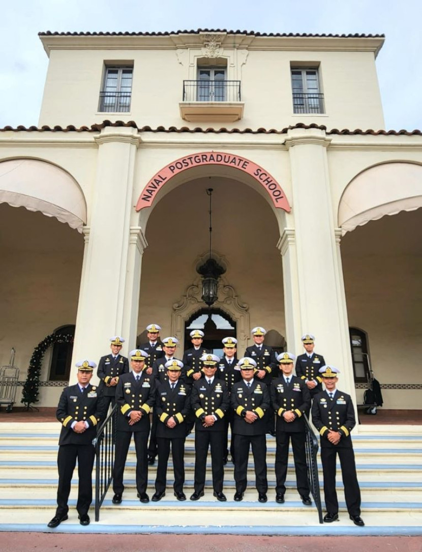 14 Pamen TNI AL berfoto bersama di Naval Postgraduate School, Amerika Serikat. Foto: TNI