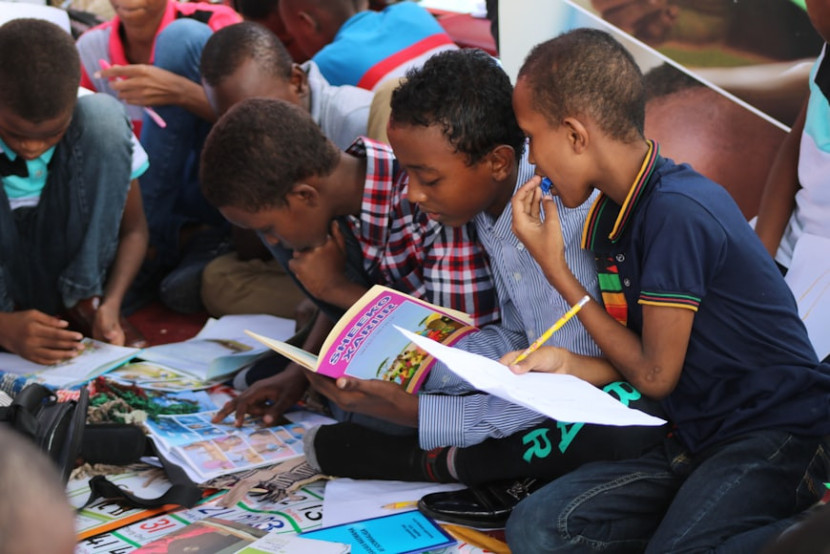 Gambar anak-anak sedang membaca buku (Sumber: Osman Hajji Dirir)