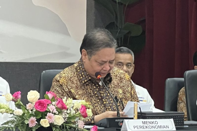 Menteri Koordinator Bidang Perekonomian Indonesia Airlangga Hartarto dalam Konferensi Pers Paket Kebijakan Ekonomi: Akselerasi Pertumbuhan Ekonomi Inklusif & Berkelanjutan, yang digelar di Gedung Kementerian Koordinator Bidang Perekonomian, Jakarta, Senin (16/12/2024). (Foto: Ant)