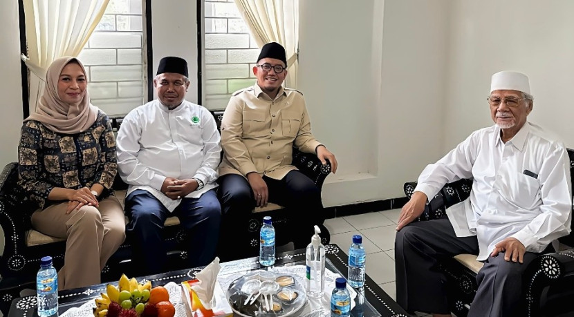 Senator Mirah Midadan Fahmid, anggota DPD RI asal NTB (paling kiri) bersama Wakil Kepala BP Haji RI, Dahnil Anzar Simanjuntak (dua dari kanan) sedang bertemu dengan para ulama NTB. (Foto: Dok RUZKA INDONESIA)