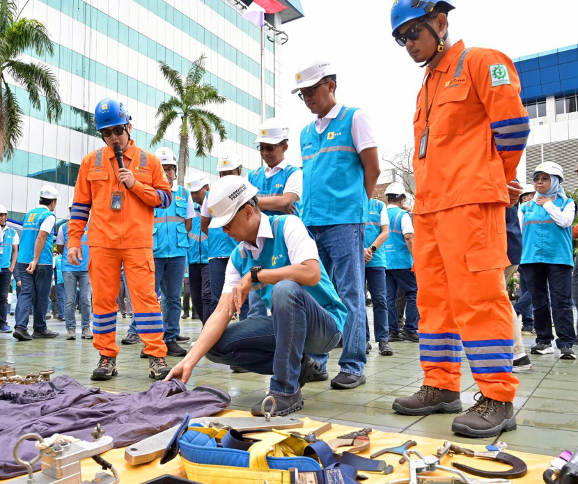 Direktur Utama PLN, Darmawan Prasodjo (kedua dari kiri) melakukan pengecekan peralatan siaga yang akan digunakan oleh para petugas PLN saat Apel Siaga Kelistrikan Nataru 2025 di Jakarta,Senin (16/12/2024). (Foto: Dok Ruzka Indonesia) 