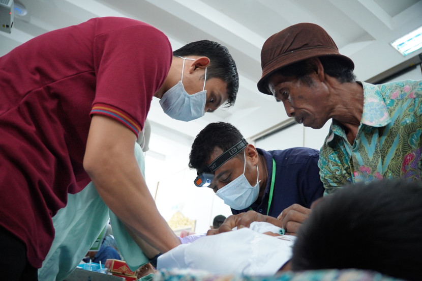 Pelaksanaan khitanan oleh tenaga medis pada HUT Pusri. (FOTO: Humas Pusri)