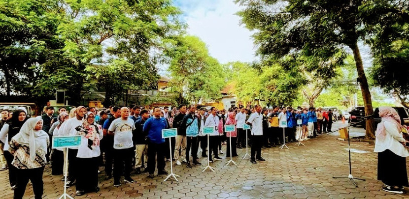 Kepala Dinas PUPR Kota Depok, Citra Indah Yulianty memimpin apel pegawai Dinas PUPR Kota Depok. (Foto: Dok RUZKA REPUBLIKA)