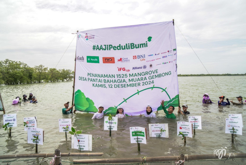 Asosiasi Asuransi Jiwa Indonesia (AAJI) bersama 22 perusahaan melaksanakan program AAJI Peduli Bumi dengan menanam 1.525 bibit pohon mangrove di Pantai Bahagia, Muara Gembong, Bekasi, pekan lalu. (Foto: Dok Ruzka Indonesia/AAJI) 