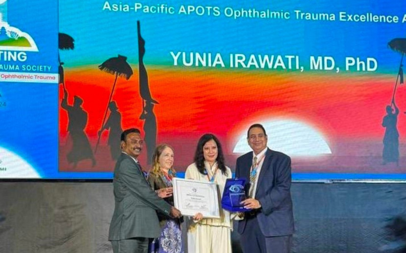 Ahli Oftalmologi dan dosen di FK UI, Dr. dr. Yunia Irawati, SpM(K) menerima Ophthalmic Trauma Excellence Award. (Foto: Dok Biro Humas & KIP UI)