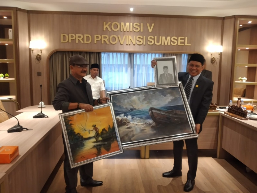 Penyerahan lukisan hasil karya siswa SMA/SMK di Sumsel kepada Ketua Komisi V Alwis Gani. (FOTO: D Oskandar)