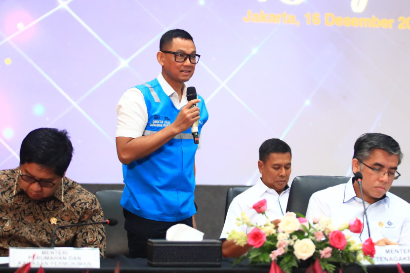 Direktur Utama PLN, Darmawan Prasodjo menjabarkan 81,4 juta pelanggan rumah tangga berdaya listrik 2.200 VA ke bawah akan memperoleh diskon tarif listrik 50 persen saat konferensi pers di Kantor Kemenko Perekonomian, Jakarta, Senin (16/12/2024). (Foto: Dok Ruzka Indonesia/PLN) 