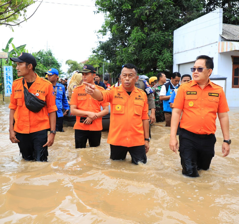 Pj Gubernur Jatim (kanan) meninjau korban banjir Ponorogo