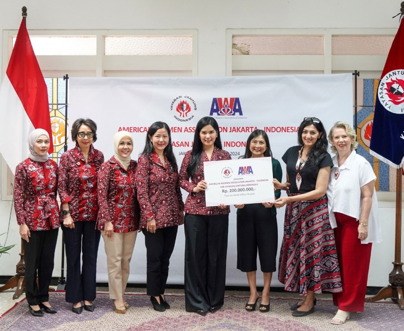 President of American Women’s Association of Indonesia (AWA), Henny Flint menyerahkan secara simbolis donasi sebesar Rp200 juta kepada Ketua Umum Yayasan Jantung Indonesia, Annisa Pohan Yudhoyono di Jakarta, kemarin. (Foto: Dok Ruzka Indonesia/YJI)