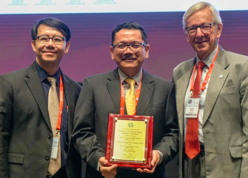 Dekan FKUI, Prof. Dr. dr. Ari Fahrial Syam, SpPD-KGEH, MMB (tengah). (Foto: Dok RUZKA INDONESIA)