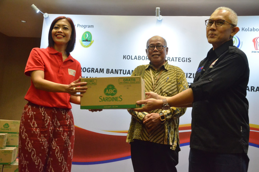 General Counsel, Head of Government Regulatory Affairs ABC Indonesia Mira Buanawati disaksikan Asisten Pemerintahan dan Kesejahteraan Rakyat Sekda Provinsi Jabar Dodo Suhendar menyerahkan bantuan kepada Food Bank of Indonesia (FOI) dalam program Bantuan Pemenuhan Gizi Masyarakat dan Penanggulangan Kemiskinan Ekstrim di Jabar, Selasa (17/12/2024). Foto: Edi Yusuf