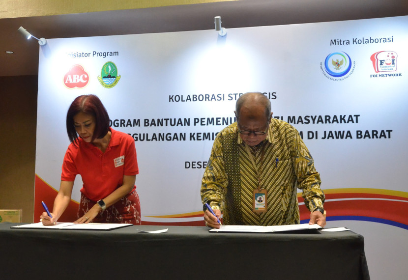 General Counsel, Head of Government Regulatory Affairs ABC Indonesia Mira Buanawati dan Asisten Pemerintahan dan Kesejahteraan Rakyat Sekda Provinsi Jabar Dodo Suhendar (kanan) melakukan penandatanganan kerjasama Program Bantuan Pemenuhan Gizi Masyarakat dan Penanggulangan Kemiskinan Ekstrim di Jabar, Selasa (17/12/2024). Foto: Edi Yusuf