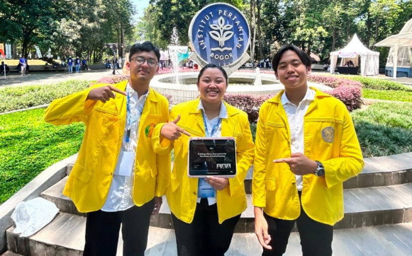 Tiga mahasiswa UI, Sutan Excel, Patricia Revi De Mila dan Fharied Agiel Musriana. (Foto: Dok Biro Humas & KIP UI)