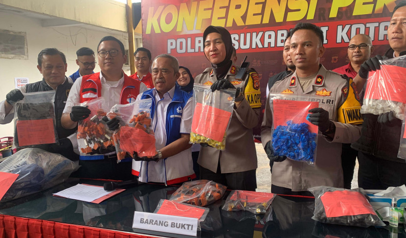 Sales Area Manager Retail Sukabumi Erlangga Prabhasasri bersama Hiswana Migas DPC Sukabumi mengapresiasi Kapolres Sukabumi Kota AKBP Rita Suwadi beserta jajaran dalam konferensi pers di Polres Sukabumi Kota, Senin (16/12) kemarin, usai mengungkap sindikat penyalahgunaan gas<a href=