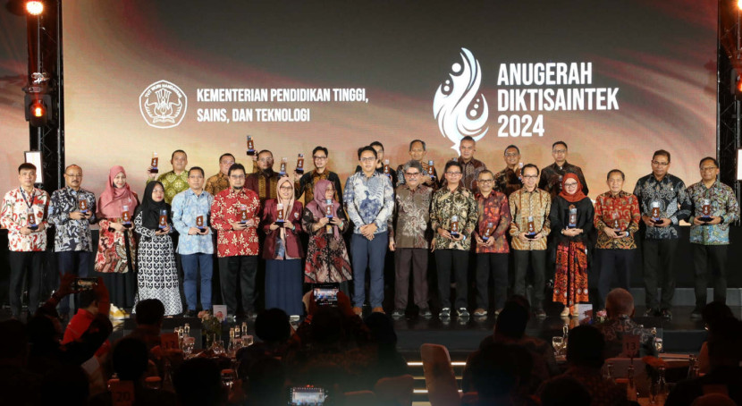 Penghargaan Silver Winner yang diraih Universitas Pelita Harapan pada Anugerah Diktisaintek 2024 menjadi bukti nyata komitmen UPH meningkatkan kualitas riset, teknologi, dan pengabdian kepada masyarakat. (Foto: Dok RUZKA INDONESIA)