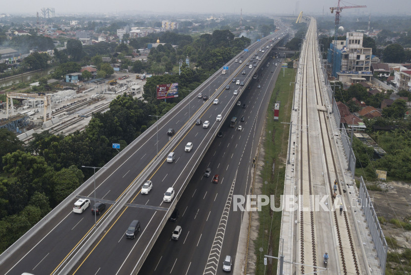 Foto udara sejumlah kendaraan melintas di Tol Jakarta-Cikampek dan Jalan Tol Layang MBZ di Tambun, Kabupaten Bekasi, Jawa Barat, Senin (1/5/2023). Foto: Antara/Fakhri Hermansyah