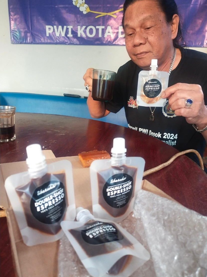 Foto ilustrasi minum kopi kemasan cair merk tibasuka Espressso. Minum kopi bagi warga Kota Depok sudah menjadi life style. Itulah salah satu sebab, jelang Nataru 2024/2025, harga minum kopi merangkak naik di Kota Depok. (Foto: Rusdy Nurdiansyah/RUZKA INDONESIA)