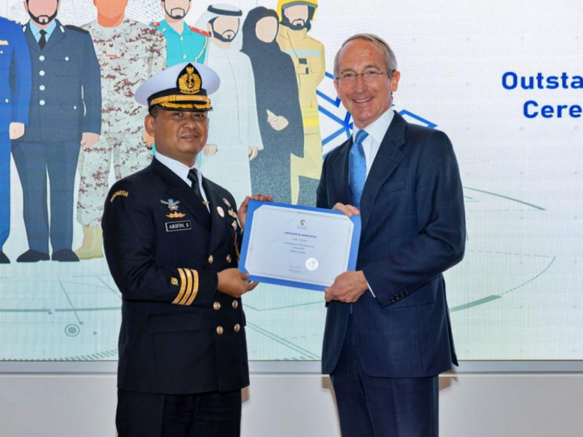 Letkol Laut (E) Arifin Setiawan, S.T., M.Tr.Opsla menerima penghargaan Outstanding Student. Foto: TNI AL