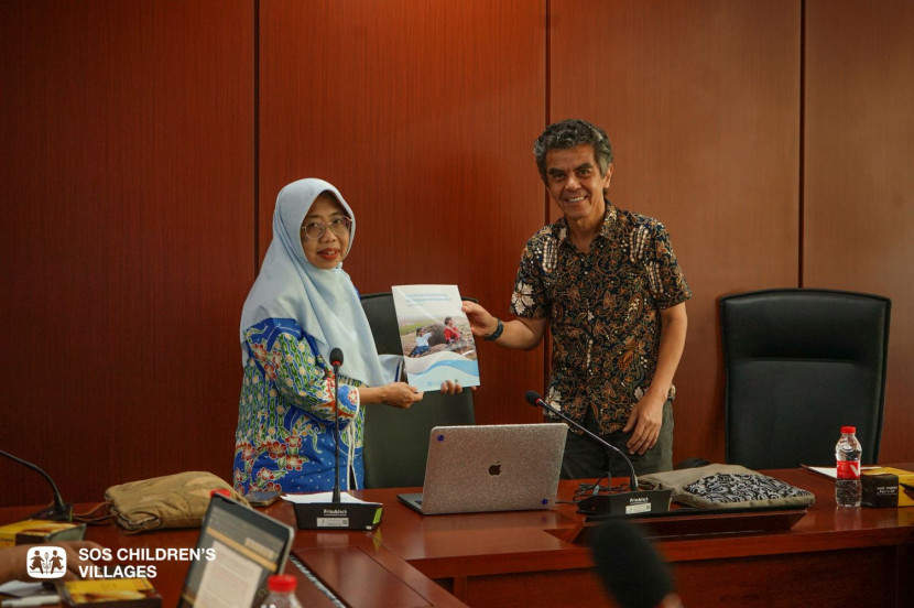 Direktur Keluarga, Perempuan, Anak, Pemuda dan Olahraga Bappenas Rita Erawati dan Direktur Nasional SOS Children's Villages Indonesia Gregor Hadi Nitihardjo saat peluncuran hasil studi Key Drivers Contributing to Child-Parents Separation in Indonesia di Menara Bappenas, Selasa (17/12/2024). Foto: SOS Children’s Villages Indonesia